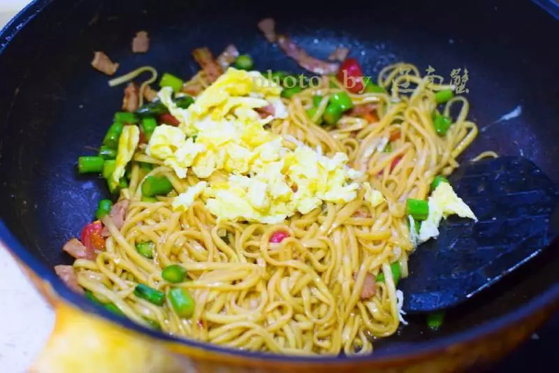 孩子最饞這種麵條,比撈麵香比燜面快,隔三差五都要吃一次