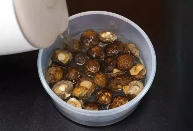 泡發香菇,十個人九人都錯了,飯店廚師長用這個方法,三分鐘全泡開,一招搞定