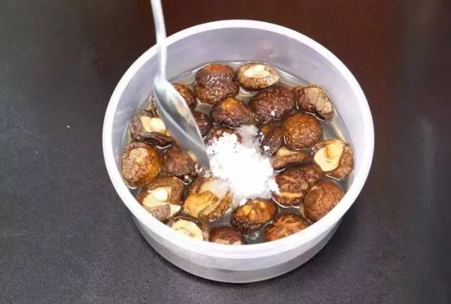 泡發香菇,十個人九人都錯了,飯店廚師長用這個方法,三分鐘全泡開,一招搞定