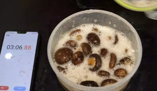 泡發香菇,十個人九人都錯了,飯店廚師長用這個方法,三分鐘全泡開,一招搞定