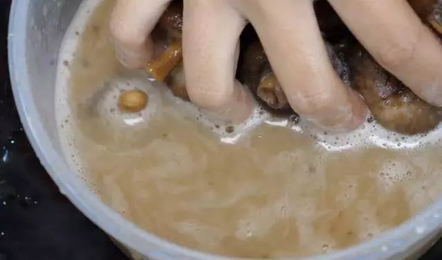泡發香菇,十個人九人都錯了,飯店廚師長用這個方法,三分鐘全泡開,一招搞定