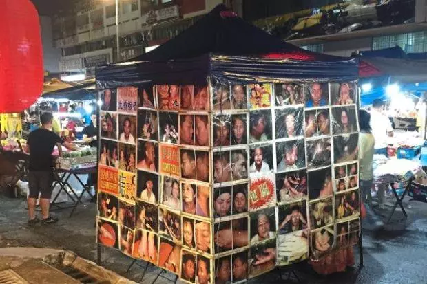 夜市『黑心點痣』險毀容,大馬女子臉上留下80個「噁心黑坑洞」!