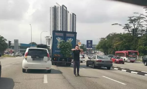 羅厘拋錨造成塞車 青年路上鞠躬道歉