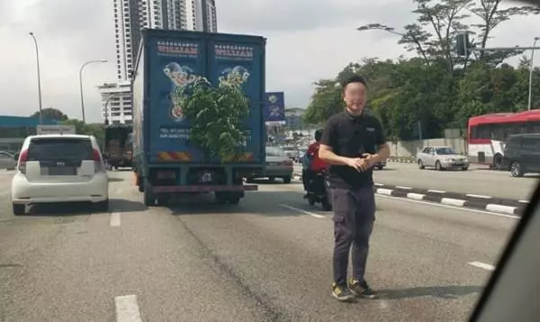 羅厘拋錨造成塞車 青年路上鞠躬道歉