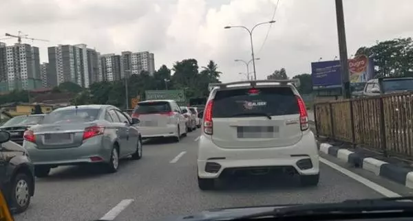 羅厘拋錨造成塞車 青年路上鞠躬道歉