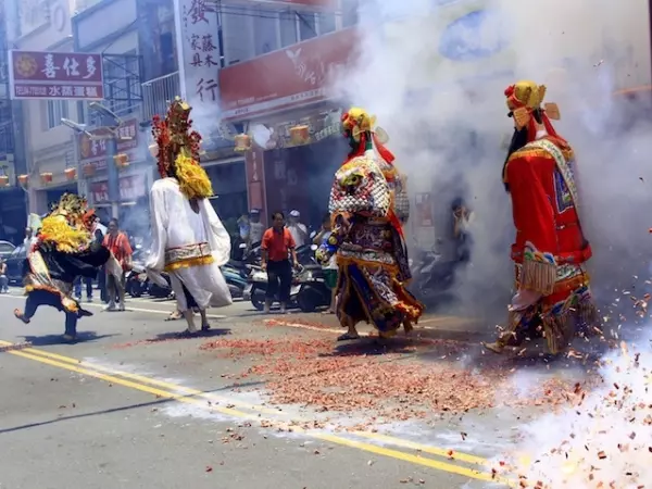 進香罕見凸槌!七爺頭太重「直接撲向金爐」民眾笑翻狂重播 廟方無奈透露:「這是神明的暗示」