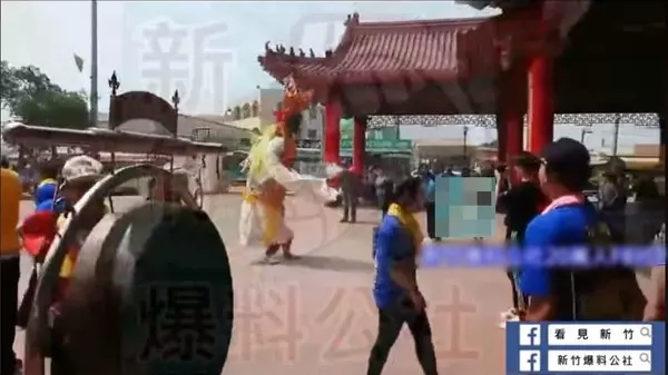 進香罕見凸槌!七爺頭太重「直接撲向金爐」民眾笑翻狂重播 廟方無奈透露:「這是神明的暗示」
