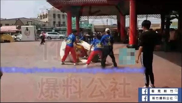進香罕見凸槌!七爺頭太重「直接撲向金爐」民眾笑翻狂重播 廟方無奈透露:「這是神明的暗示」