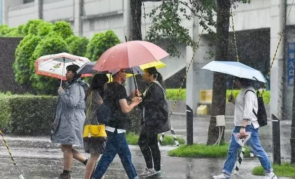 {雷陣雨提前到}!氣象局曝「7縣市發大雨特報」警戒區再擴大,2道鋒面接力來「全台濕答答3天」