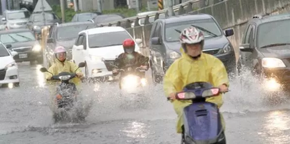 {雷陣雨提前到}!氣象局曝「7縣市發大雨特報」警戒區再擴大,2道鋒面接力來「全台濕答答3天」