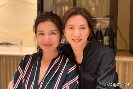 48歲袁詠儀59歲鍾楚紅同框比美,自然老去魅力依舊遠勝「蠟像臉」!