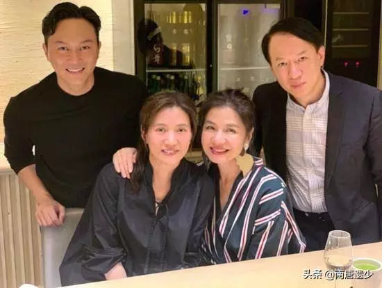 48歲袁詠儀59歲鍾楚紅同框比美,自然老去魅力依舊遠勝「蠟像臉」!