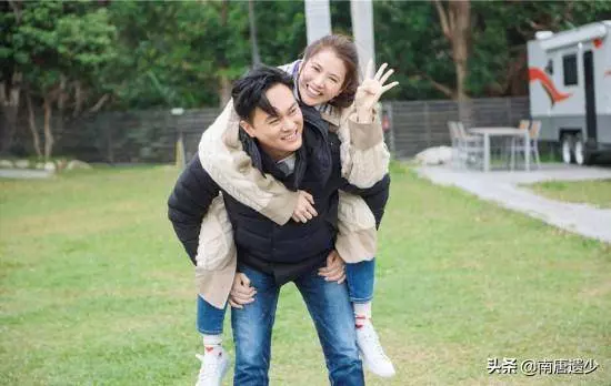 48歲袁詠儀59歲鍾楚紅同框比美,自然老去魅力依舊遠勝「蠟像臉」!