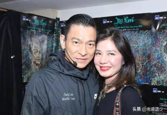 48歲袁詠儀59歲鍾楚紅同框比美,自然老去魅力依舊遠勝「蠟像臉」!