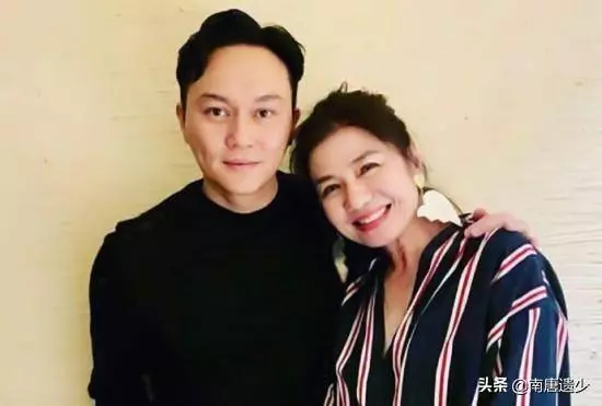 48歲袁詠儀59歲鍾楚紅同框比美,自然老去魅力依舊遠勝「蠟像臉」!