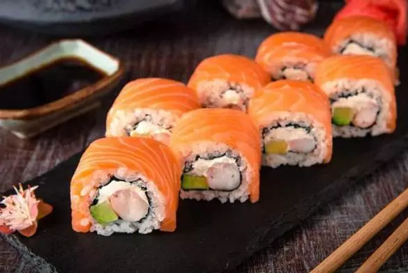 男子吃生魚壽司當晚餐,12 小時後,醫生被迫截除他的手臂,網友:吃生肉一定要小心喔