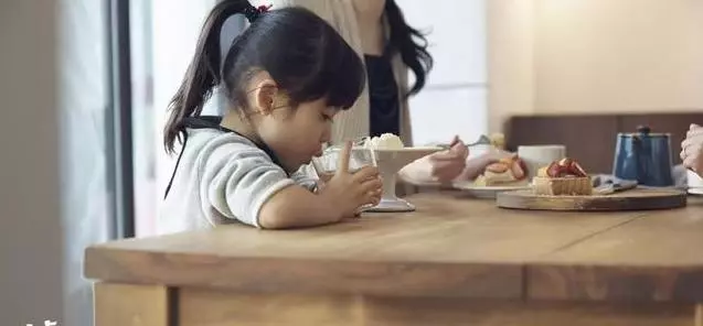 父母和手機有多親,孩子就和你有多遠,別讓手機毀了你的親子關係