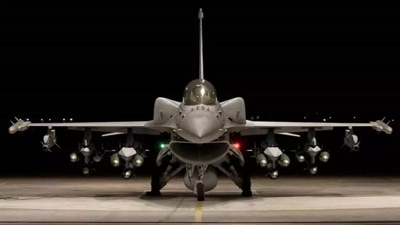 美F16戰機墜毀加州大樓釀火警 飛行員彈射逃生