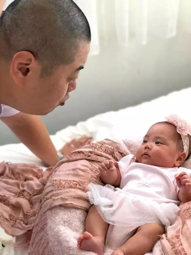 老婆早產大量失血切子宮保命!47歲知名男星:寶寶出生只有1.9磅!