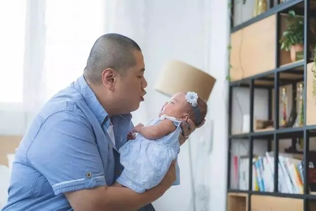 老婆早產大量失血切子宮保命!47歲知名男星:寶寶出生只有1.9磅!