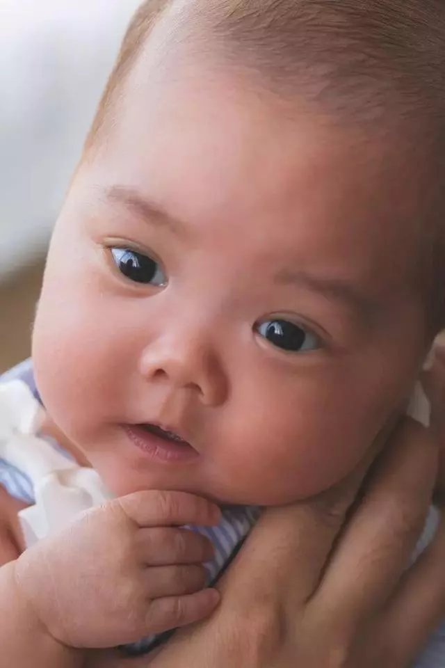 老婆早產大量失血切子宮保命!47歲知名男星:寶寶出生只有1.9磅!