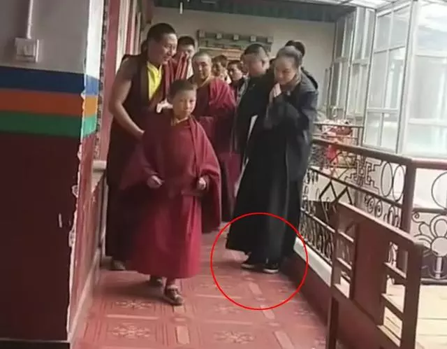 57歲利智陪李連杰現身禮佛,穿海清長衫疑已皈依佛門!