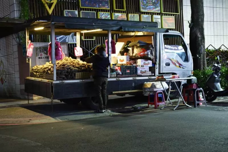 單親媽喊話「我不能倒」!她賣地瓜「養癱兒欠下百萬債」 日夜奔波睡貨車兒子好心疼:用命換錢