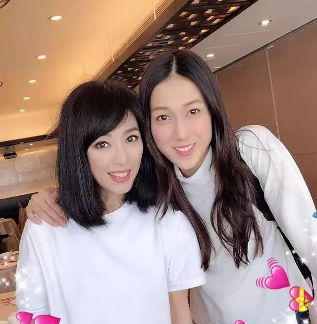 米雪跟妹妹「李莫愁」合影顯年輕,她跟男友相愛26年終是有緣無份