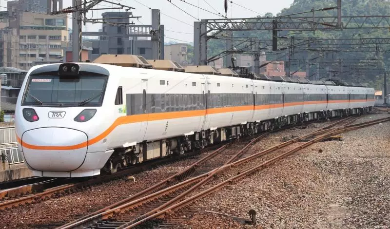 火車上大號發現「沒有衛生紙」 西裝男按緊急鈕「門打開全車都知道了」