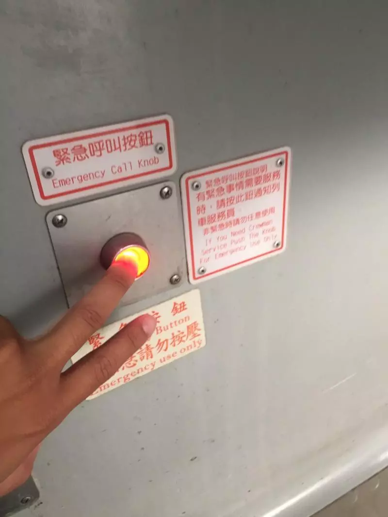 火車上大號發現「沒有衛生紙」 西裝男按緊急鈕「門打開全車都知道了」