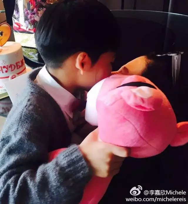 李嘉欣望子成龍,秘請風水師助陣兒子學業,8歲兒今讀名校成學霸!