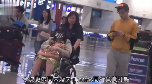 何超盈挺巨肚坐輪椅疑懷雙胞胎,21歲未婚夫只顧玩手機像個孩子~~~