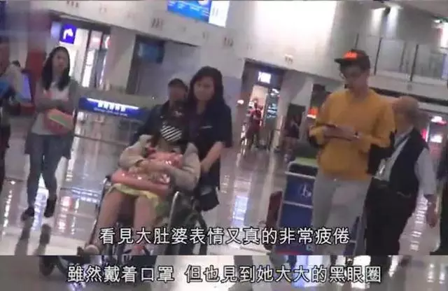 何超盈挺巨肚坐輪椅疑懷雙胞胎,21歲未婚夫只顧玩手機像個孩子~~~
