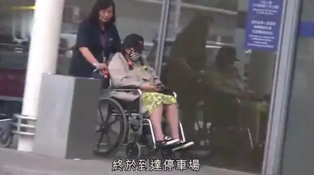 何超盈挺巨肚坐輪椅疑懷雙胞胎,21歲未婚夫只顧玩手機像個孩子~~~