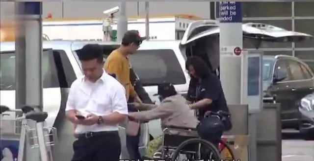 何超盈挺巨肚坐輪椅疑懷雙胞胎,21歲未婚夫只顧玩手機像個孩子~~~