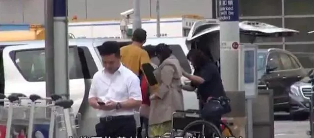 何超盈挺巨肚坐輪椅疑懷雙胞胎,21歲未婚夫只顧玩手機像個孩子~~~