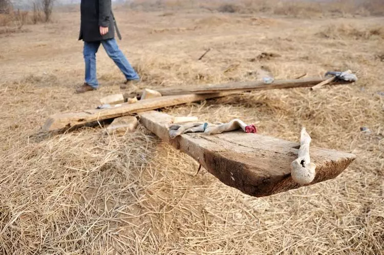 妻子被淹死,總託夢說自己很有錢,丈夫不信跑河邊一瞧,蒙住