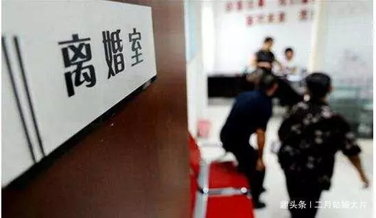 新婚夜,新郎看著新娘肚子上的紋身,第二天選擇了離婚