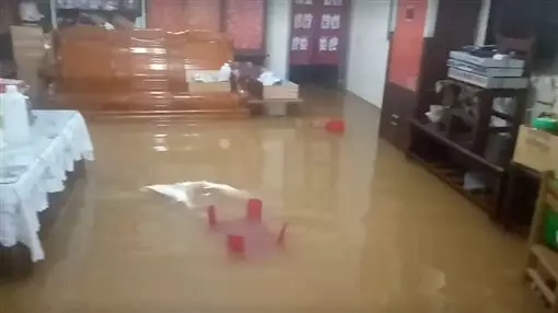 新竹暴雨/雨彈狂襲 黃水入侵家毀了