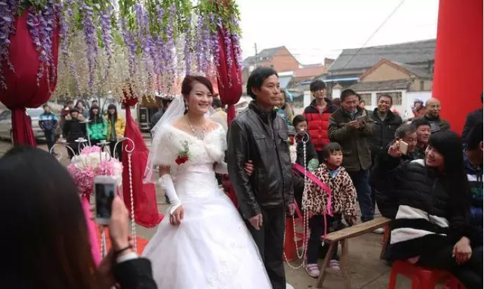 新婚夜妻子拒不同房,丈夫無奈去找岳母,岳母指指床底,他傻住