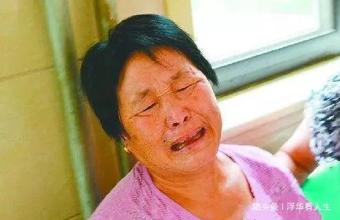 上門女婿喝醉,岳母下樓買醒酒藥,忘拿錢返回,才發現女婿是畜牲