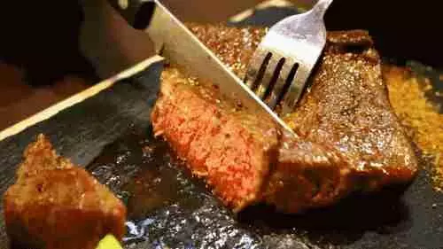 都是牛肉,為何牛排一煎就很嫩,牛肉燉很久卻嚼不動?看完漲知識