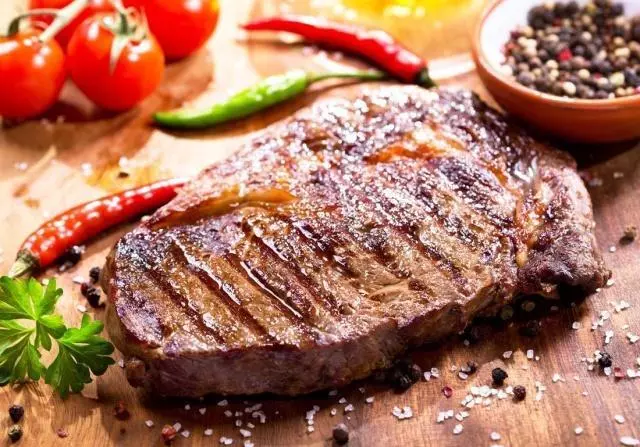 都是牛肉,為何牛排一煎就很嫩,牛肉燉很久卻嚼不動?看完漲知識