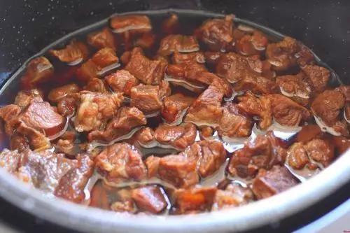 都是牛肉,為何牛排一煎就很嫩,牛肉燉很久卻嚼不動?看完漲知識