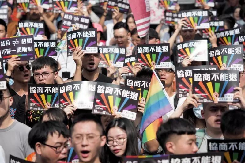亞洲第一!台灣通過「同婚專法」橫掃外媒版面 場外4萬民眾「最感動一幕上演」:等這天好久了