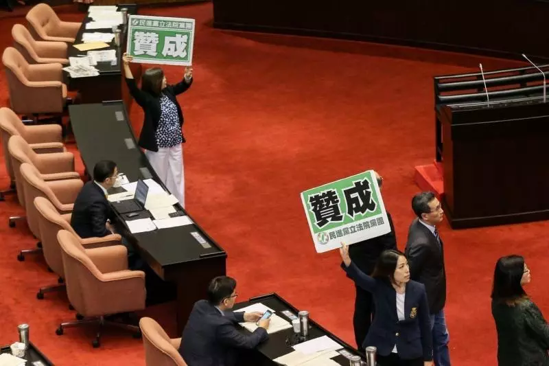 亞洲第一!台灣通過「同婚專法」橫掃外媒版面 場外4萬民眾「最感動一幕上演」:等這天好久了