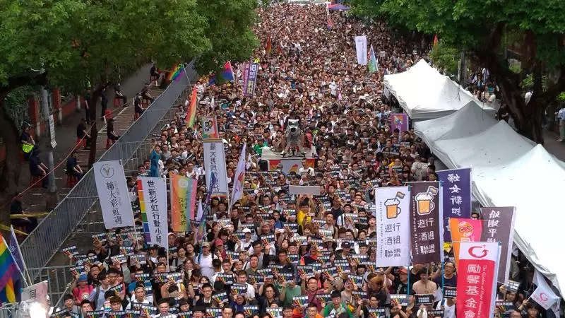 亞洲第一!台灣通過「同婚專法」橫掃外媒版面 場外4萬民眾「最感動一幕上演」:等這天好久了