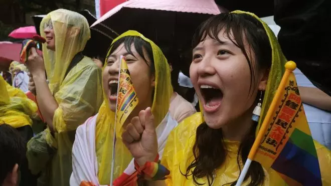 亞洲第一!台灣通過「同婚專法」橫掃外媒版面 場外4萬民眾「最感動一幕上演」:等這天好久了
