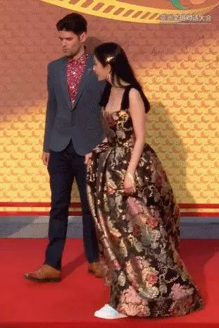 楊冪霸氣登場紅毯!一撩裙…竟崩壞了