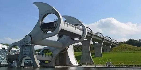 世界上唯一會「旋轉翻身」花6億打造的吊橋!當它開始旋轉吊起重 船的那一刻,大家都看傻了!